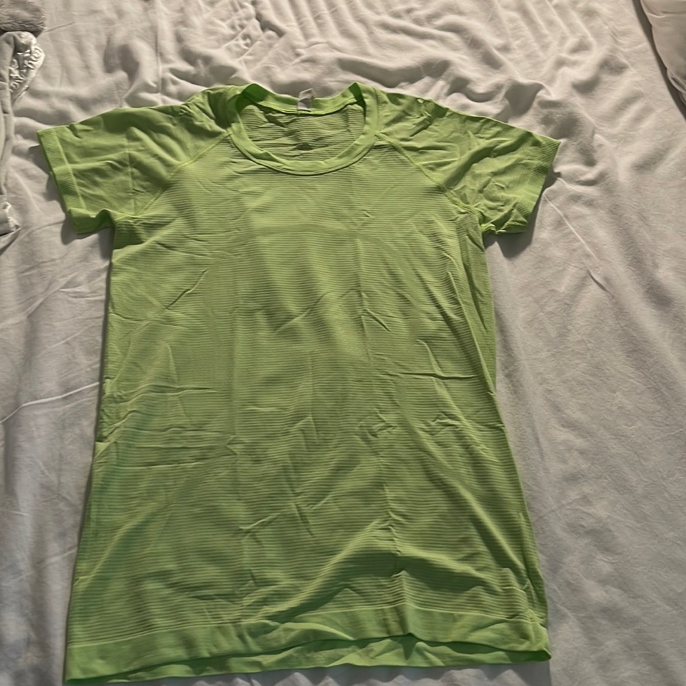 Lemon lime swiftly tech Lululemon short, size 8